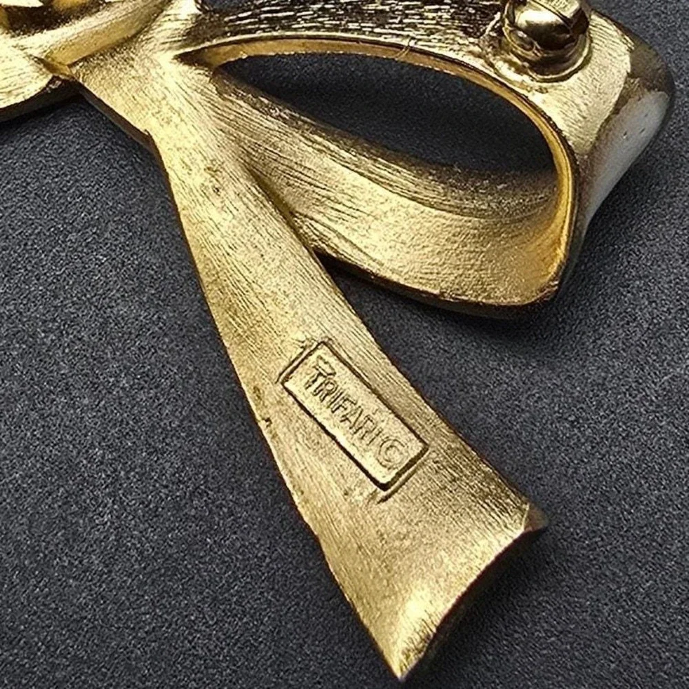 Crown Trifari Bow Brooch Cream Enamel Gold Tone Vintage Costume Jewelry